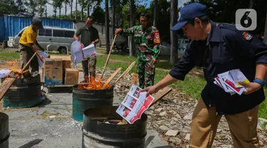 Anggota Komisi Pemilihan Umum Republik Indonesia (KPU-RI) didampingi personel TNI dan Polri serta Bawaslu memusnahkan surat suara Pemilu 2024 untuk pemilihan luar negeri di gudang logistik KPU, Kecamatan Benda, Kota Tangerang, Selasa (13/2/2024). (Liputan6.com/Angga Yuniar)