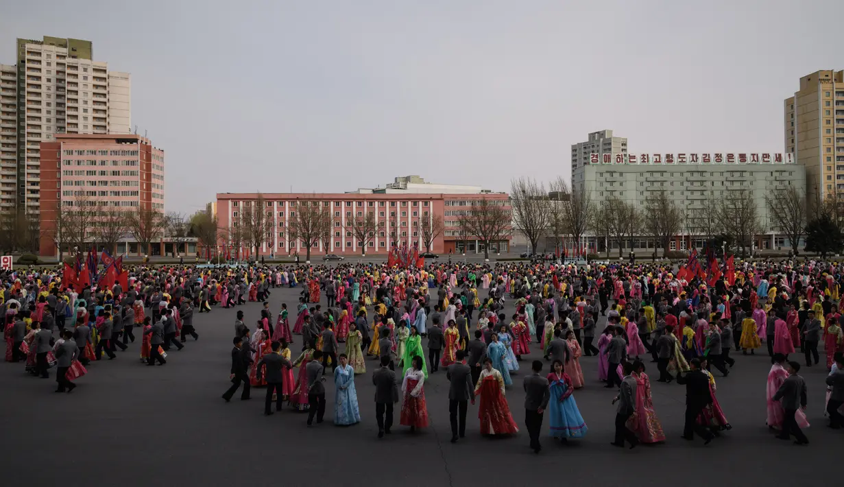 Ratusan siswa berpasang-pasangan melakukan tarian massal di luar Stadion Indoor Pyongyang, Korea Utara (9/4). Kim Jong Il sendiri merupakan ayah dari Kim Jong-un yang telah menjabat sebagai pemimpin Korea Utara (Korut) sejak 1994. (AFP Photo/Ed Jones)