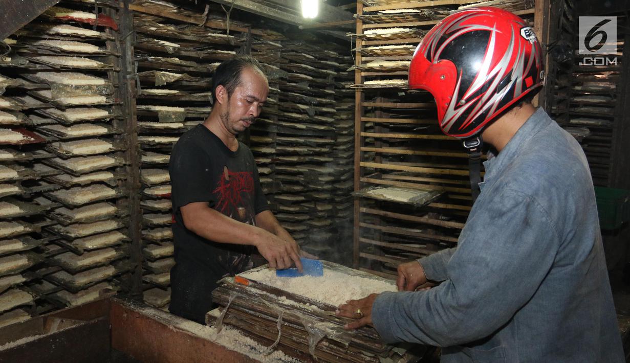 Pekerja mencetak oncom saat pembuatan di salah satu industri rumahan, Jakarta, Rabu (18/4). Oncom tersebut nantinya akan dijual di kawasan Jakarta. (Liputan6.com/Angga Yuniar)
