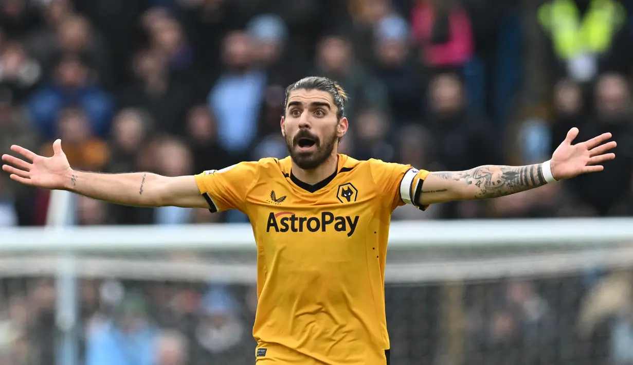 Kebersamaan Ruben Neves bersama Wolverhampton Wanderers akhirnya berakhir. Gelandang asal Portugal itu sudah resmi bergabung klub Arab Saudi, Al Hilal. Neves direkrut secara permanen oleh Al Hilal dengan biaya 55 juta euro. (AFP/Paul Ellis)