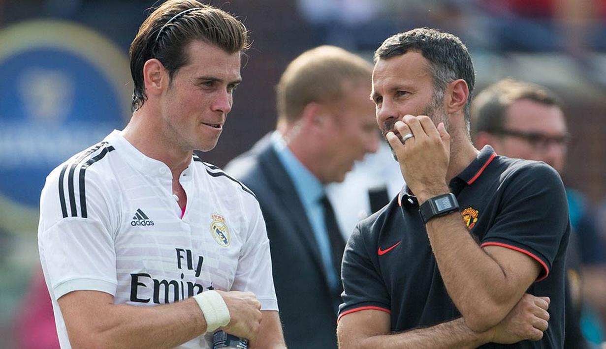 10. Asisten Pelatih Manchester United, Ryan Giggs dan Gareth Bale sama-sama berkebangsaan Wales. Hal itu membuat keduanya dekat dan koneksi itu dipercaya akan membuat kemajuan bagi kerjasama tim pelatih dan pemain di United. (Thesun.co.uk)