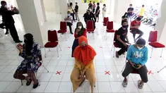 Warga antre untuk mengikuti tes swab antigen gratis di Tower Alamanda Apartemen Gading Nias Residence (GNR), Jakarta, Kamis (20/5/2021). Swab antigen untuk penghuni apartemen ditujukan untuk mereka yang telah kembali dari mudik sesuai dengan arahan pemerintah. (Liputan6.com/Fery Pradolo)
