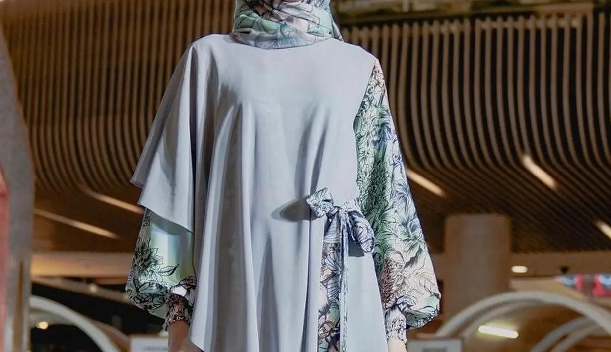 <p>Tunik berpotongan loose dengan model layering dan motif floral dari koleksi Mandjha Ivan Gunawan ini memberikan kesan yang stylish dan elegan (Instagram/mandjha.ivangunawan).</p>
