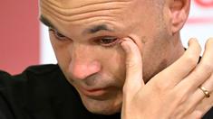 Pemain Vissel Kobe, Andres Iniesta mengusap air matanya saat konferensi pers mengenai kepergian dirinya dari klub yang berlangsung di Kobe, 25 Mei 2023 waktu setempat. (AFP/Yuichi Yamazaki)