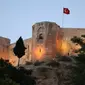 Wajah&nbsp;Kastil Gaziantep di distrik bersejarah kota Gaziantep di tenggara Turki, tempat tinggal banyak pengungsi Suriah, pada 11 Agustus 2022, sebelum dihancurkan gempa pada 6 Februari 2023. (OMAR HAJ KADOUR/AFP)