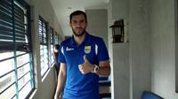 Bek Persib, Vladimir Vujovic, bersiap menyambut kehadiran istri dan putrinya yang segera tiba di Bandung. (Bola.com/Permana Kusumadijaya)