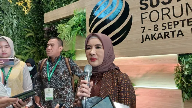 Direktur Utama PT Pertamina (Persero) Nicke Widyawati di Indonesia Sustainable Forum 2023, di Hotel Park Hyatt, Jakarta, Kamis (7/9/2023). Ia mengungkap strategi dalam memastikan ketahanan energi. (Arief/Liputan6.com)