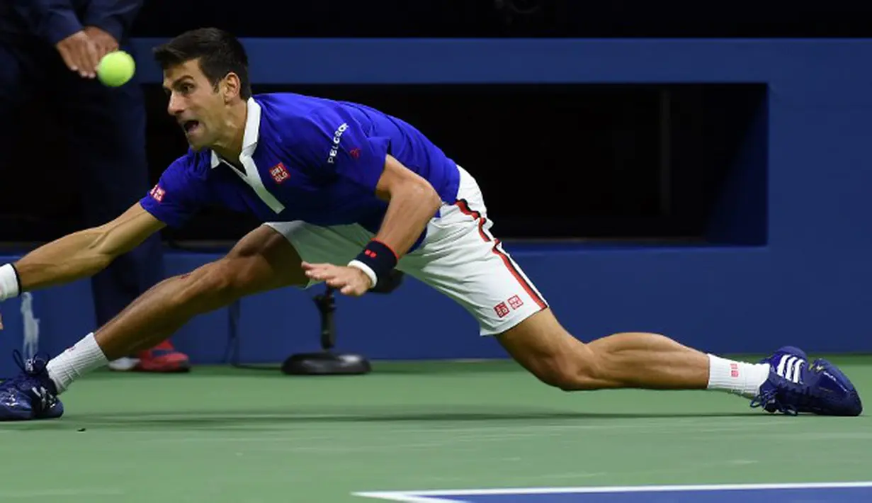 Novak Djokovic mengungguli Roger Federer dengan skor 6-4, 5-7, 6-4, 6-4 di lapangan Stadion Arthur Ashe, Senin (14/8/2015) pagi WIB. (AFP Photo/Jewel Samad)