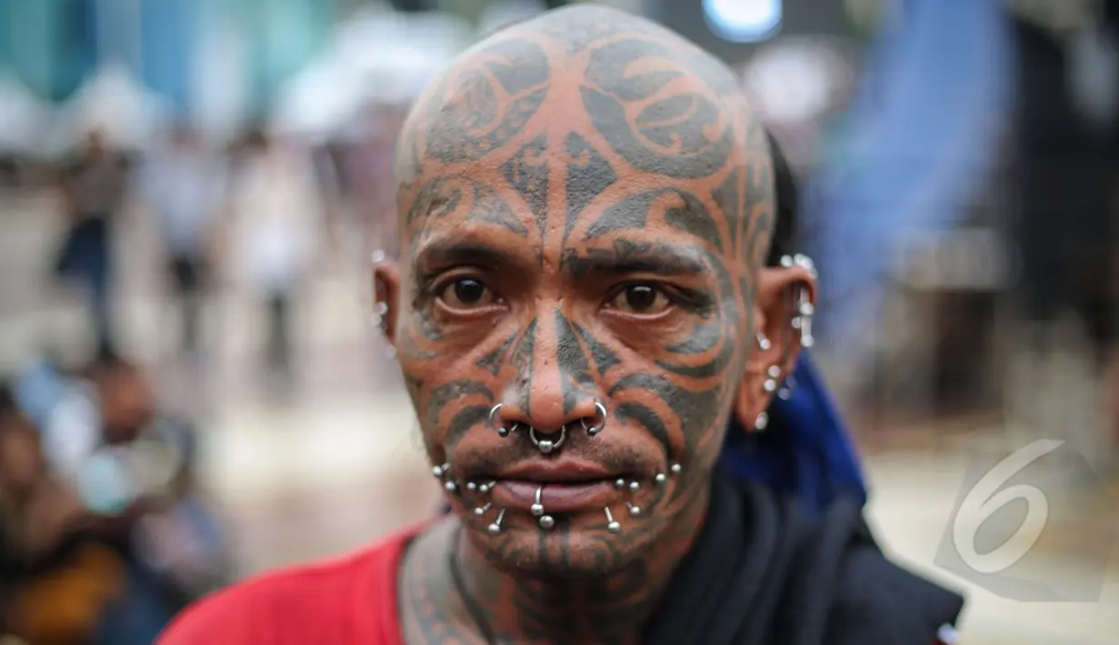 Sejumlah wajah nyentrik bermunculan di acara Indonesia Greaser Party 2015, Plaza Barat Senayan, Jakarta, Minggu (12/4/2015). Body piercing dan tattoo menjadi ciri khas tersendiri. (Liputan6.com/Faizal Fanani)