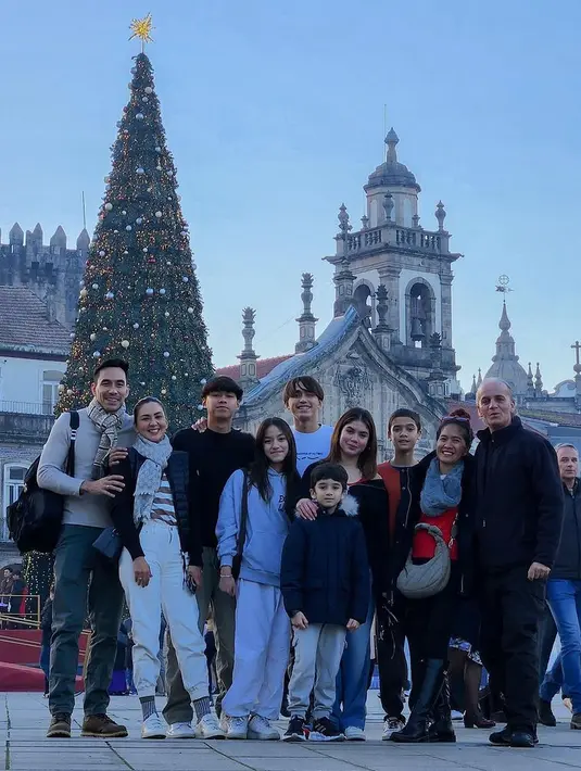Darius, Donna Agnesia, dan anak-anaknya memilih merayakan Natal di Portugal. Mereka pun tampil mengenakan outfit musim dinginnya. [@darius_sinathrya]