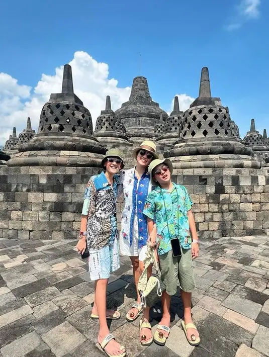Marcella Zalianty mengajak kedua buah hatinya mengeksplor keindahan Candi Borobudur, di Magelang. Marcella tampil dengan atasan biru putih motif ayam dipadukan celana pendek putih dan topi jerami coklat. [@marcella.zalianty]