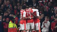 Para pemain Arsenal merayakan gol ke gawang Reading pada laga Piala Liga Inggris di Emirates, London, Selasa (25/10/2016). (AFP/Justin Tallis)