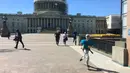 Sejumlah pengunjung yang berada di luar gedung Gedung Capitol, Washington DC, Amerika Serikat, mencari perlindungan pasca pascapenembakan di lokasi tersebut, Senin (28/3). Dalam insiden itu, pelaku dan pengunjung perempuan menderita luka. (REUTERS/WRC-TV)