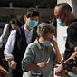 Warga mengenakan masker mengantre untuk mengambil swab tenggorokan COVID-19 secara rutin di tempat pengujian virus corona di Beijing, Selasa (6/9/2022). kebijakan lockdown ini diharapkan dapat mencegah penyebaran virus COVID-19 di ibu kota Tiongkok tersebut. (AP Photo/Andy Wong)