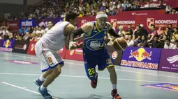 Pebasket Satria Muda, Surawi Vinton, berusaha melewati pebasket Pelita Jaya, Haryoko Dwi, pada laga IBL seri 1 di Hall A Senayan, Jakarta, Sabtu (16/1/2016). (Bola.com/Vitalis Yogi Trisna)