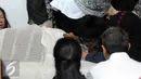 Keluarga menangis saat melayat ke rumah duka pengacara senior Adnan Buyung Nasution di kediamannya di kawasan Lebak Bulus, Jakarta, Rabu (23/9/2015). Adnan menghembuskan napas terakhir pada pagi tadi pukul 10.15 WIB. (Liputan6.com/Helmi Afandi)