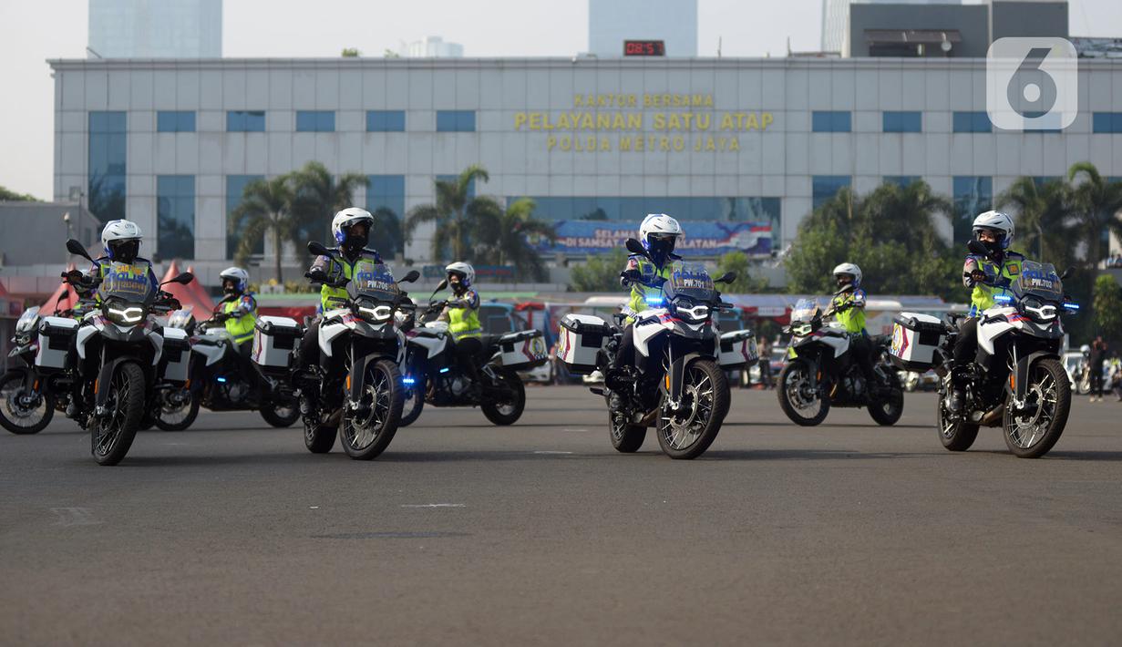 Polisi menunjukkan kemampuan mengendarai motor gede saat apel pasukan Operasi Patuh Jaya 2020 di Lapangan Polda Metro Jaya, Jakarta, Kamis (23/7/2020). Sebanyak 1.800 personel gabungan TNI-Polri diturunkan dalam Operasi Patuh Jaya 2020. (merdeka.com/Imam Buhori)