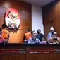 Mantan Sekretaris Mahkamah Agung (MA) Nurhadi dan menantunya, Rezky Herbiono saat dihadirkan dalam konpers KPK, Selasa (2/6/2020). (dok KPK)