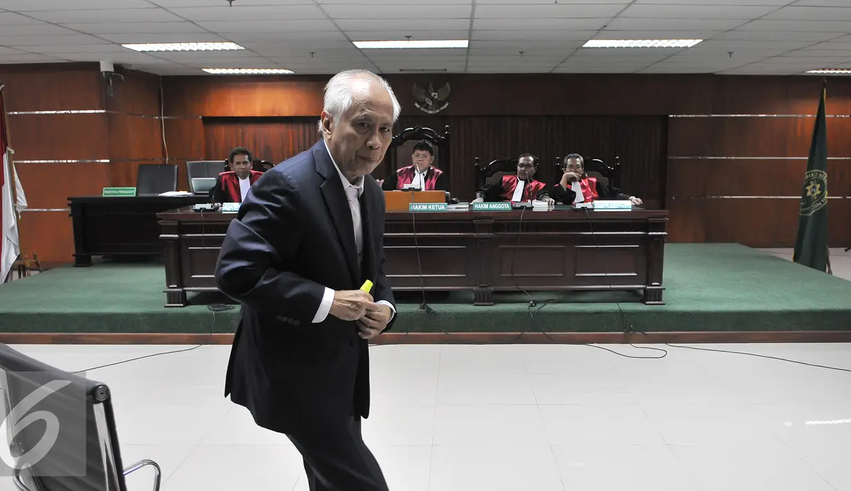 Terdakwa OC Kaligis terlihat berdiri jelang menjalani sidang agenda pembacaan dakwaan di Pengadilan Tipikor, Jakarta, Senin (31/8/2015). OC Kaligis didakwa dengan dugaan memberikan uang kepada 3 hakim dan panitera PTUN Medan.(Liputan6.com/Herman Zakharia)