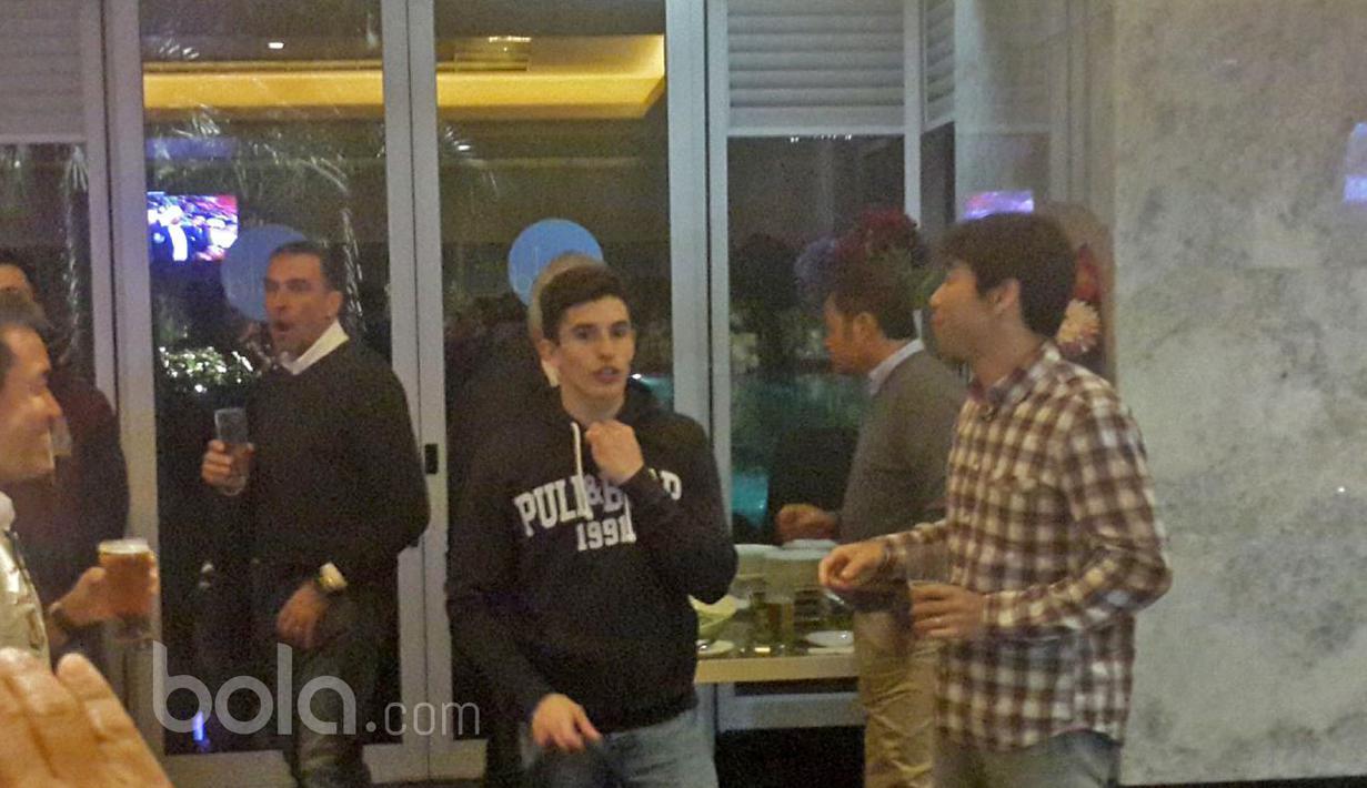 Marc Marquez (tengah) berbincang dengan tamu yang hadir usai berkunjung ke pabrik Karawang. Marquez dan Pedrosa berkunjung ke Indonesia usai menjalani sesi latihan bebas di Sirkuit Sepang, Kamis (2/1/2017). (Bola.com/Darojatun) 