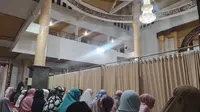 Suasana salat tarawih di Masjid Agung Kota Sukabumi, juga jadi masjid tertua di Sukabumi (Liputan6.com/Fira Syahrin).