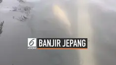 Banjir besar melanda wilayah Jepang akibat hujan lebat, BMKG Jepang bahkan mengimbau warga untuk seger dievakuasi. Akibatnya ikan koi peliharaan warga luber berenang ke jalanan.