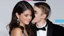 "Bahkan bagi Justin, adalah sebuah kehormatan untuk menolong Selena dengan mendonorkan ginjalnya," tambah sumber (Stuffconz)