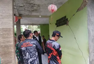 Satu warga Pacitan, Jawa Timur, dilaporkan meninggal dunia setelah gempa bumi magnitudo 6,4 yang mengguncang wilayah tersebut pada Jumat (6/2/2026) dini hari. (Foto: Antara)