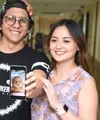 Pancaran bahagia tengah bersama pasangan Joanna Alexandra dan Raditiya Oloan lantaran baru saja dikaruniai anak ke-4nya. Bayi berjenis kelamin perempuan ini dilahirkan secara normal meskipun dalam keadaan premature. (Adrian Putra/Bintang.com)
