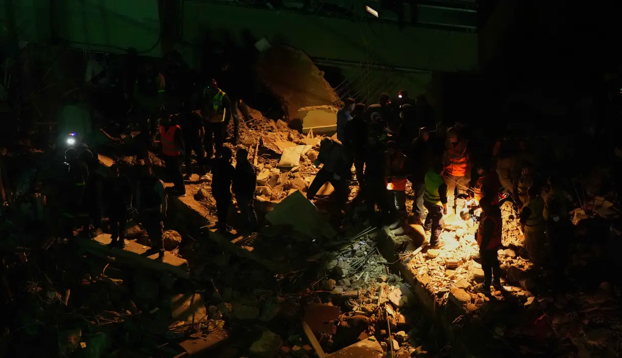 Petugas penyelamat mencari korban selamat di antara reruntuhan bangunan yang rusak setelah serangan udara Israel di Dahiyeh, pinggiran selatan Beirut, Lebanon, Rabu 6 Mei 2026. Serangan udara Israel kembali mengguncang Lebanon. (AP Photo/Hassan Ammar)