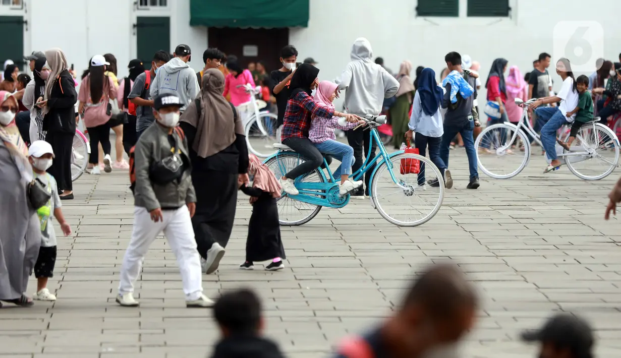 Warga memanfaatkan libur Tahun Baru dengan berkunjung ke Kota Tua, Jakarta, Senin (2/1/2023). Kota Tua menjadi salah satu tempat favorit warga untuk dikunjungi saat liburan pada awal tahun 2023. (Liputan6.com/Johan Tallo)