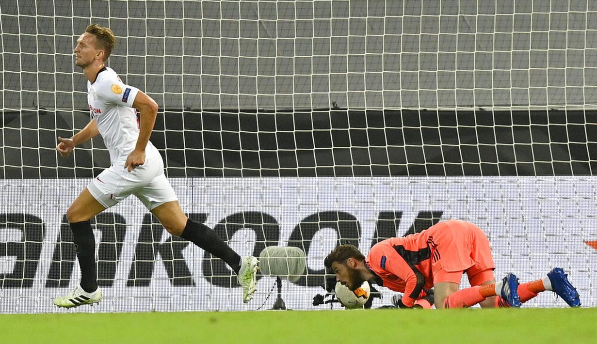 Pemain Sevilla, Luuk de Jong, mencetak gol ke gawang Manchester United pada laga semifinal Liga Europa di Stadion RheinEnergie, Senin (17/8/2020). Sevilla menang 2-1 atas Manchester United. (AP Photo/Martin Meissner, Pool)