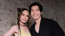 Semakin menarik, ia pun dirangkul dan berfoto bersama salah satu pemain Squid Game asal Korea Selatan, Wi Ha Joon yang mengenakan setelan hitam.  [@claurakiehl]