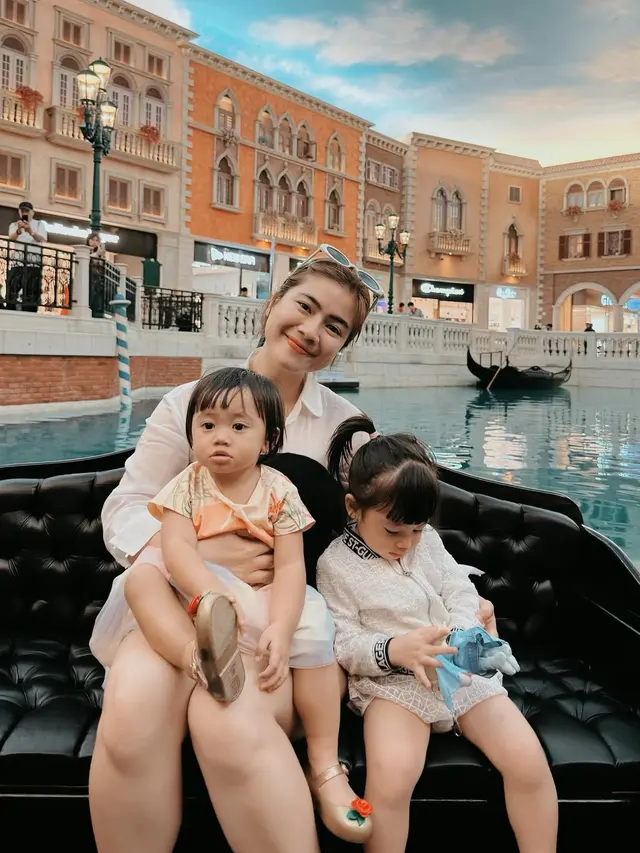7 Momen Liburan Felicya Angelista ke Macau, Seru Naik Gondola