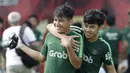 Pemain Timnas Indonesia U-22, Witan Sulaeman, bercanda dengan luthfi kamal, saat latihan di Lapangan ABC, Senayan, Sabtu (12/1). Witan menjadi pemain termuda dalam seleksi Timnas Indonesia U-22 dengan usia 17 tahun. (Bola.com/M Iqbal Ichsan)