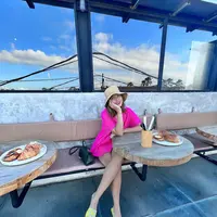 Bucket hat bisa jadi senjata untuk mengoptimalkan gaya, seperti yang dikenakan Nia Ramadhani kali ini. Paduan warna kontras menjadi kunci tampilan seru yang bisa jadi panutan. (Foto: Instagram/ Nia Ramadhani)