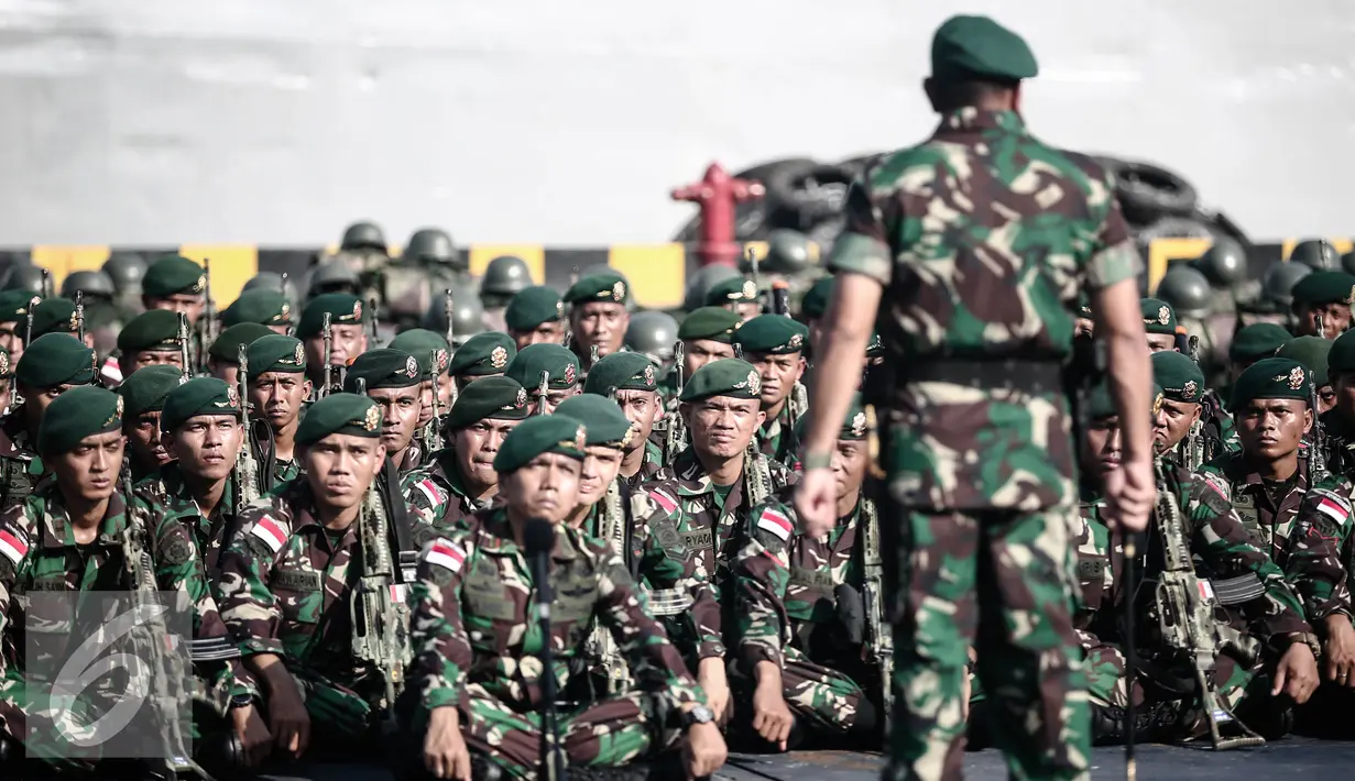 Pangkostrad Letjen Edy Rahmayadi memberikan pengarahan kepada Satgas Pamtas RI-Papua Nugini Yonif Para Raider 330 Kostrad saat pelepasan di Kolinamil TNI AL, Jakarta, Senin (9/5). (Liputan6.com/Faizal Fanani)
