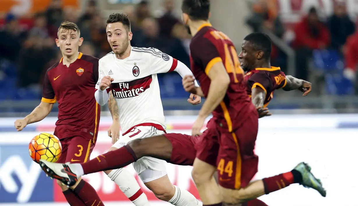 Pemain AS Roma, Antonio Rudiger (kanan) saat mengontrol bola dari kejaran pemain AC Milan pada lanjutan Liga Italia Serie A di Stadion Olympico, Roma, Minggu (10/1/2016) dini hari WIB.    (REUTERS/Giampiero Sposito)