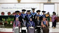 Para lulusan Art Theraphy Center (ATC) Universitas Widyatama berfoto bersama saat acara wisuda yang digelar 6 Oktober 2018. (Istimewa)