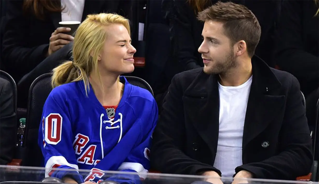 Margot Robbie menikah diam-diam dengan Tom Ackerley pada Desember 2016. Mereka bertemu pada tahun 2013 usai bekerja dalam film Suite Francaise. (articlebio)