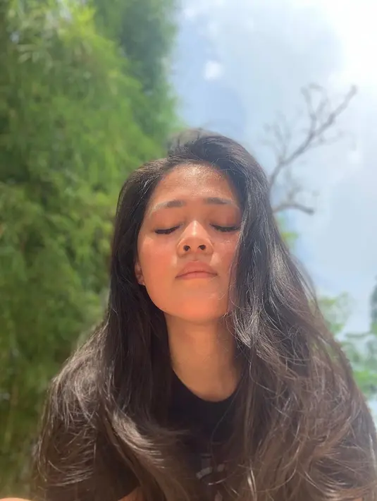 Saat berjemur, penampilan santai Gracia Indri berhasil curi perhatian. Mengenakan kaus dan tanpa makeup, ia terlihat cantik alami. Tak heran jikan kakak Gisela Cindy ini memiliki banyak penggemar. (Liputan6.com/IG/@Gracia Indri)