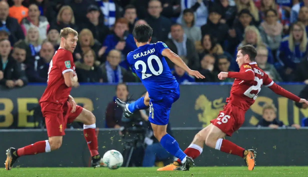 Proses terjadinya gol yang dicetak gelandang Leicester, Shinji Okazaki ke gawang LIverpool pada laga Piala Liga di Stadion King Power, Leicester, Selasa (19/9/2017). Leicester menang 2-0 atas Liverpool. (AFP/Lindsey Parnaby)