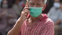 Peserta vaksinasi COVID-19 untuk warga lanjut usia (lansia) mendatangi Balai Besar Pelatihan Kesehatan Jakarta di Jalan Hang Jebat, Jakarta Selatan, Selasa (2/3/2021). Vaksinasi Covid-19 itu dengan prioritas sasaran warga lansia berusia 60 tahun ke atas, dan ber-KTP DKI. (merdeka.com/Imam Buhori)