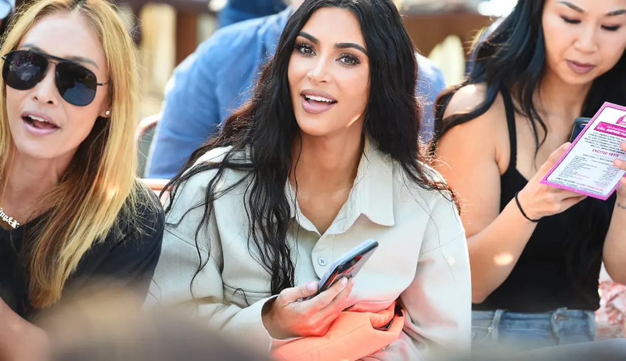 Kim Kardashian duduk di kursi terdepan dan  siap untuk mengabadikan setiap momen North di telpon genggamnya. (Michael Simon Photography/USWeekly)