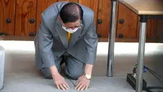 Pemimpin sekte Gereja Shincheonji Yesus, Lee Man-hee berlutut dan membungkuk untuk meminta maaf kepada publik saat konferensi pers di Gapyeong, Senin (2/3/2020). Pemimpin sekte tersebut meminta maaf karena jemaatnya menjadi penyebab penyebaran wabah virus corona di Korea Selatan. (POOL/AFP)