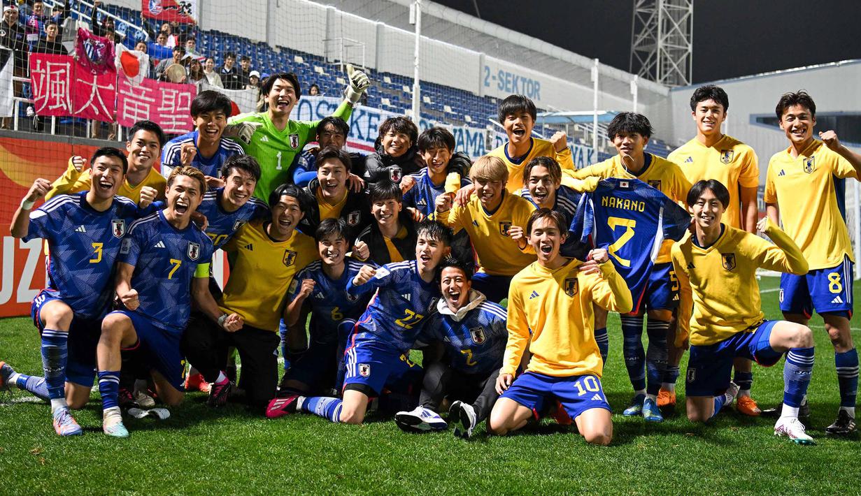 Para pemain Jepang U-20 merayakan kemenangan atas Yordania U-20 pada laga perempatfinal Piala Asia U-20 2023 di Lokomotiv Stadium, Tashkent, Uzbekistan, Minggu (12/3/2023). (AFC/Pranit Katwal)