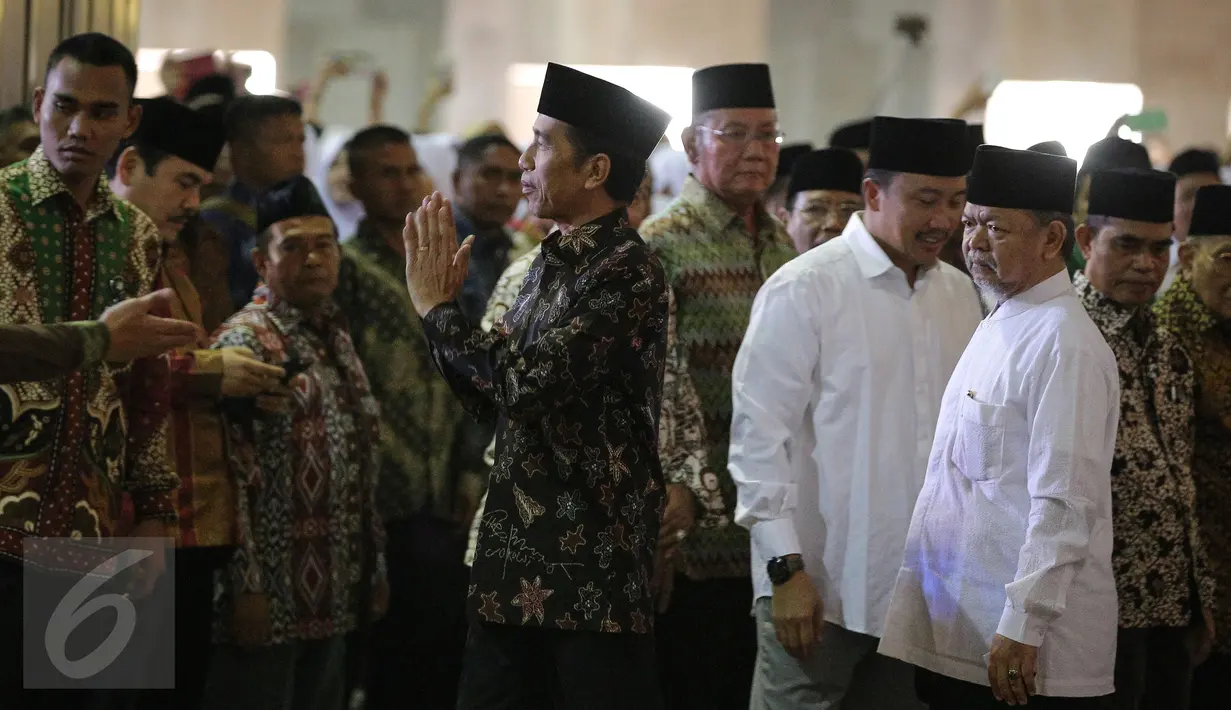Presiden Joko Widodo saat tiba di Masjid Istiqlal jelang Deklarasi Hari Santri Nasional, Jakarta, Kamis (22/10/2015). Jokowi menetapkan 22 Oktober sebagai Hari Santri Nasional. (Liputan6.com/Faizal Fanani)