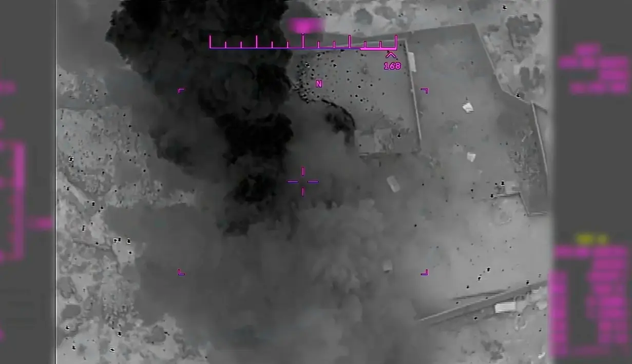 Gambar dari video yang dirilis Departemen Pertahanan AS pada 30 Oktober 2019 menunjukkan penggempuran rumah persembunyian pemimpin ISIS Abu Bakr al-Baghdadi. Baghdadi dilaporkan tewas dengan meledakkan diri karena terdesak. (Department of Defense via AP)