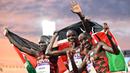 Peraih medali perak Daniel Simiu Ebenyo (tengah), peraih medali perunggu Kibiwott Kandie (kiri), dan Edward Zakayo Pingua dari Kenya melakukan selebrasi usai final atletik 10.000 meter putra pada hari kelima Commonwealth Games di Alexander Stadium, di Birmingham, Inggris pada 2 Agustus 2022. (AFP/Glyn Kirk)