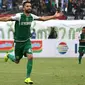 Pemain Persebaya, Manuchehr Jalilov, saat merayakan gol ke gawang Persib di Stadion Si Jalak Harupat, Soreang, dalam Piala Presiden 2019 (7/3/2019). (Bola.com/Aditya Wany)